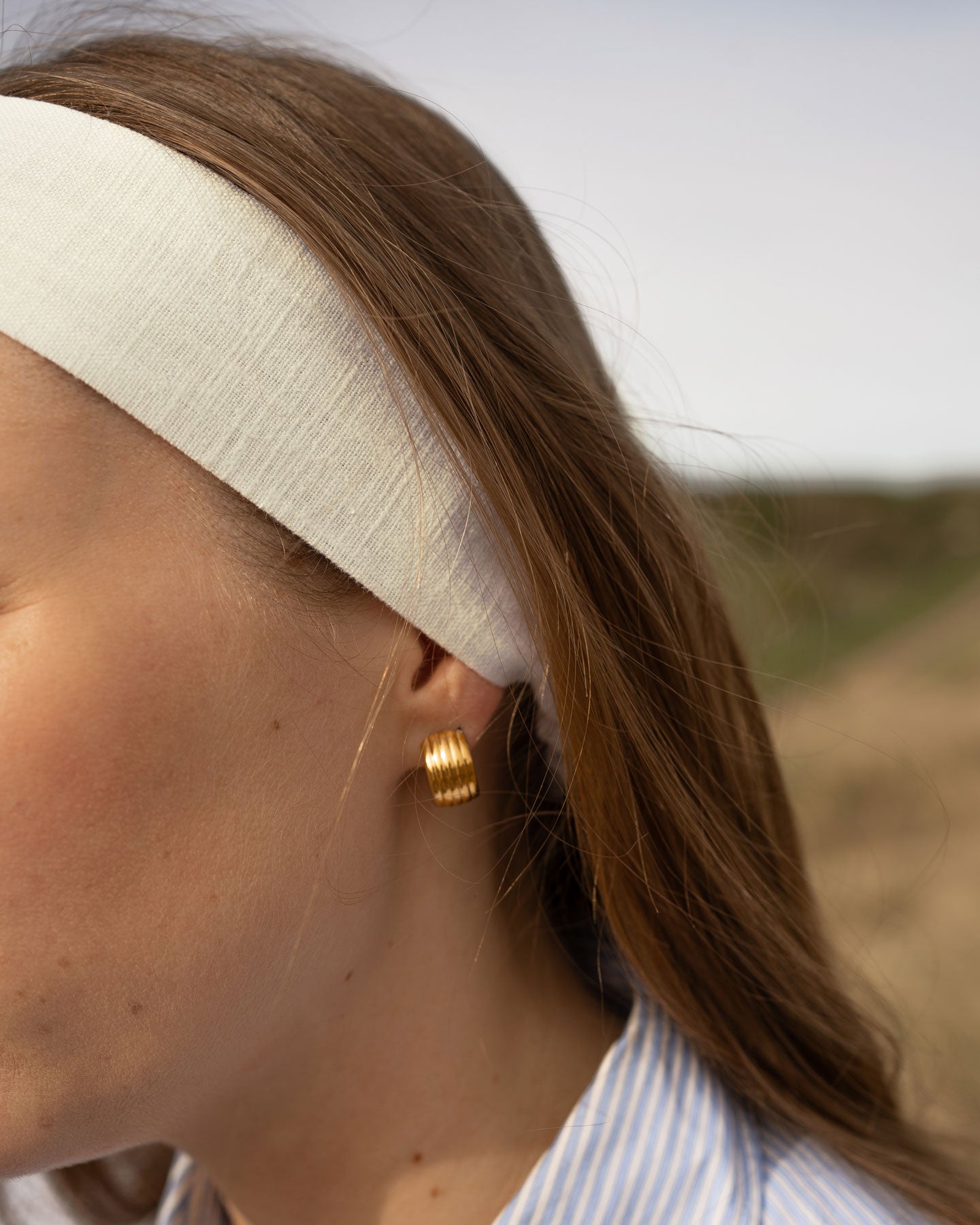 Close up of bandega headband linen off white