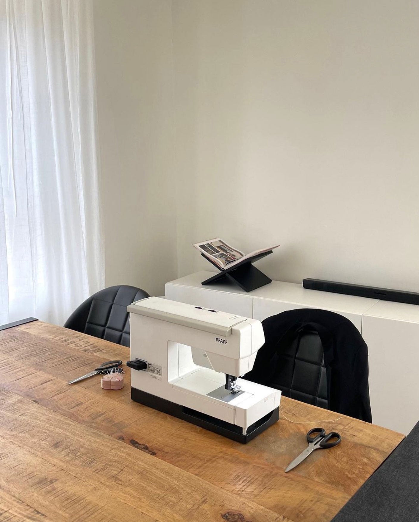 Bandega headbands atelier with sewing machine in the frame